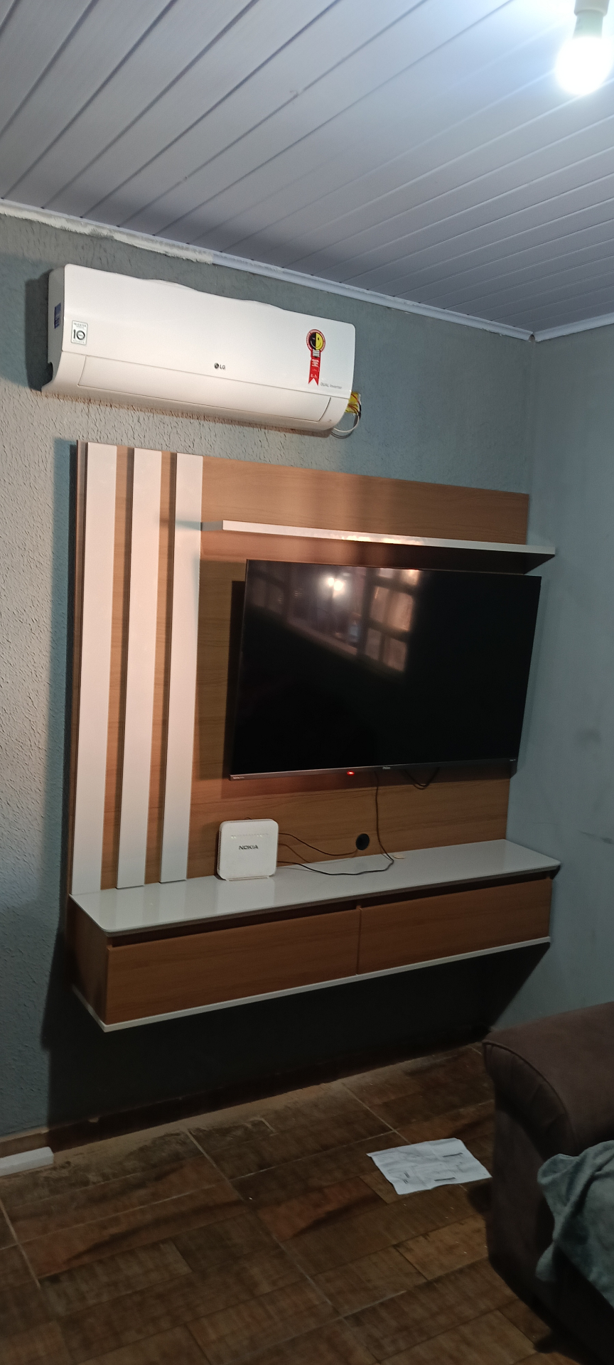 Painel de TV com rack suspenso montado