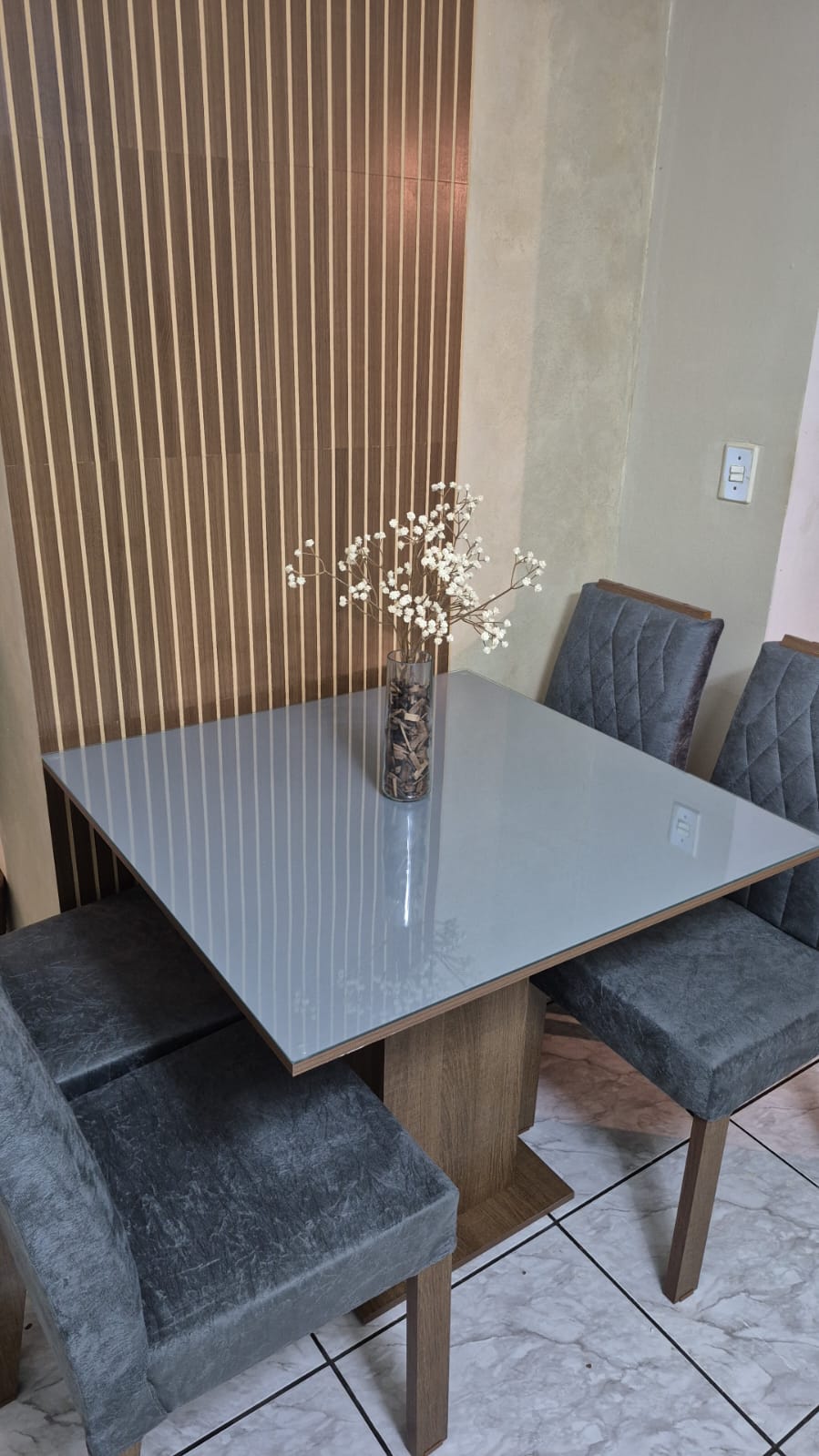 Mesa de jantar com cadeiras montada em sala